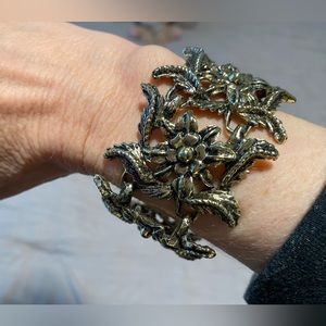🩷VERY LARGE ORNATE ANTIQUED SILVER TONED FLOWER BRACELET